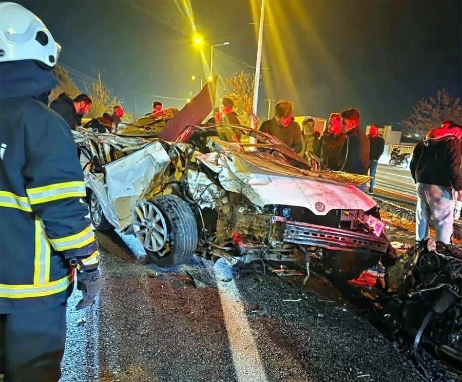 Feci kazada ağır yaralanan 18 yaşındaki gen&ccedil; kız 21 g&uuml;n sonra hayat m&uuml;cadelesini kaybetti