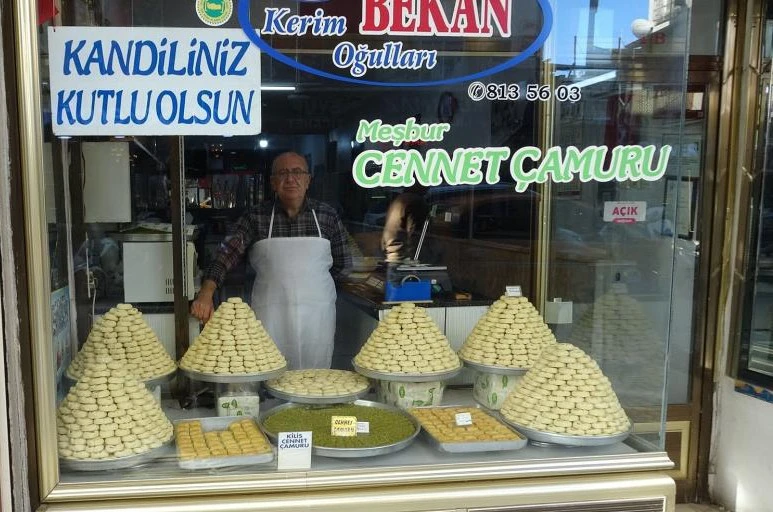 Kilis'e &ouml;zg&uuml; kurabiyeler kandillerde dağıtılıyor