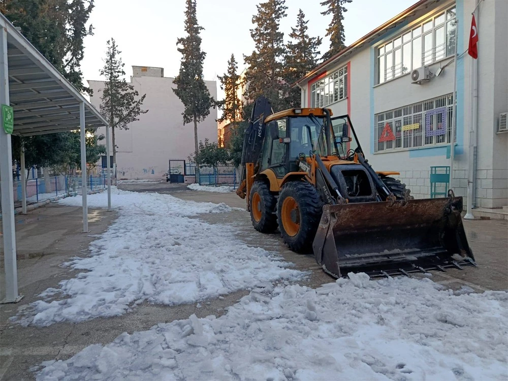 Kilis İl &Ouml;zel İdaresi tarafından okul bah&ccedil;eleri eğitime hazır hale getirildi