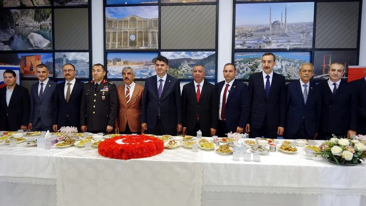 Kilis'te bayramlaşma t&ouml;reni Millet Bah&ccedil;esi'nde ger&ccedil;ekleştirildi