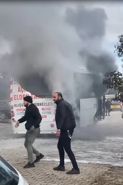 Kilis&rsquo;te boş dolmuşta yangın &ccedil;ıktı