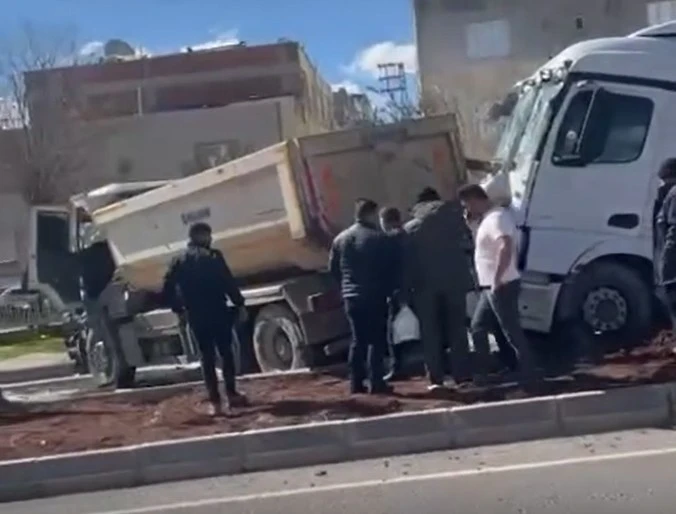 Kilis&rsquo;te &Ccedil;evre Yolunda kamyon kazası: 1 yaralı