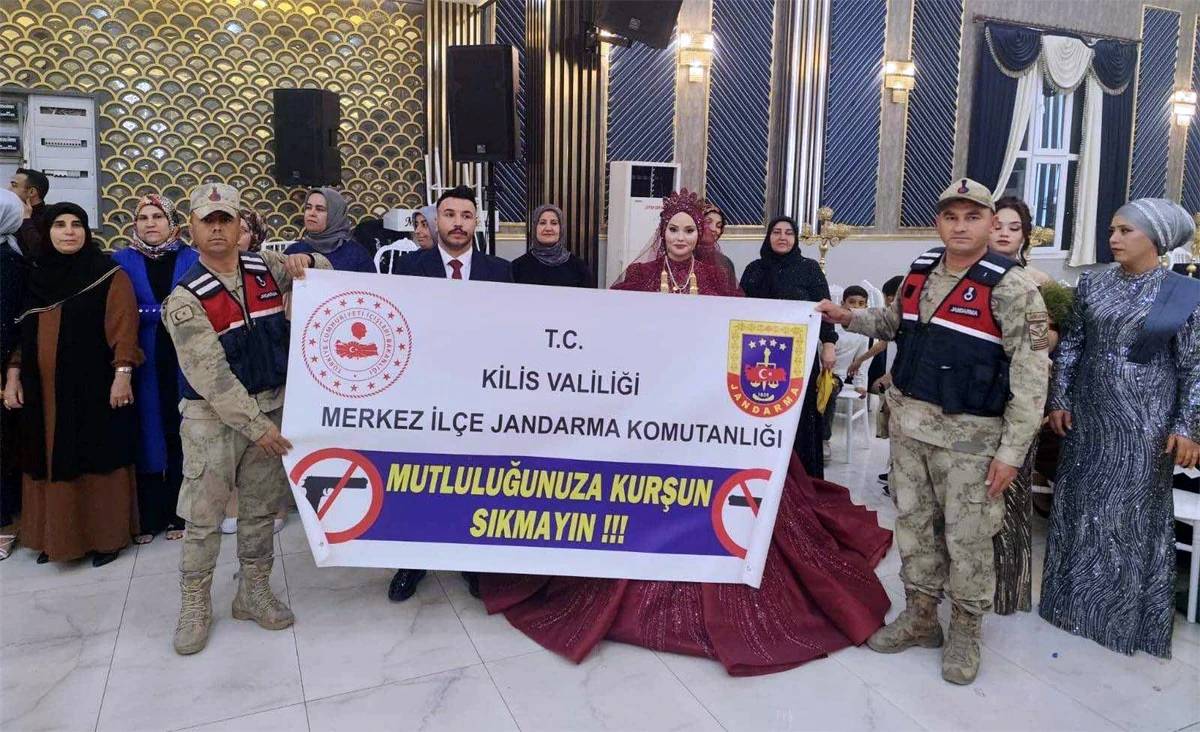 Kilis&rsquo;te Jandarmadan d&uuml;ğ&uuml;nlerde silah uyarısı: Mutluluğunuza kurşun sıkmayın!