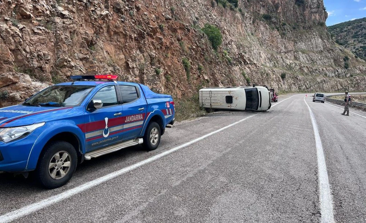 Kilis&rsquo;te minib&uuml;s devrildi: 2 yaralı