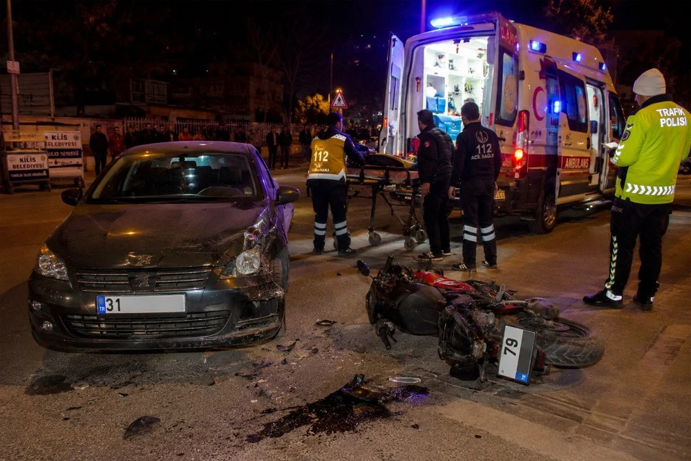Otomobil ile motosiklet &ccedil;arpıştı, s&uuml;r&uuml;c&uuml; alkoll&uuml; &ccedil;ıktı