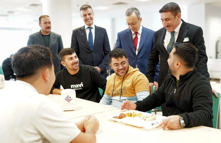 Rektör Akman, yemekhanede öğrencilerle bir araya geldi