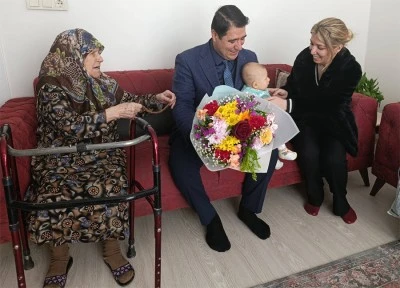 100 yaşındaki b&uuml;y&uuml;ğe İl Sağlık M&uuml;d&uuml;r&uuml; S&ouml;ylemez&rsquo;den vefa ziyareti