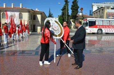 19 Mayıs kutlamalarından dolayı Atat&uuml;rk Anıtına &ccedil;elenk sunuldu
