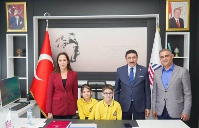 23 Nisan&rsquo;da Rekt&ouml;rl&uuml;k koltuğu &ouml;ğrencilere emanet edildi