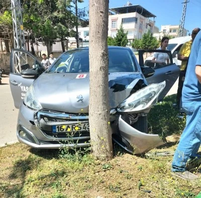 Aday s&uuml;r&uuml;c&uuml; direksiyon  sınavında ağaca &ccedil;arptı: 2 yaralı