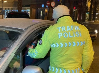 Adnan Menderes Kavşağı&rsquo;nda alkoll&uuml; s&uuml;r&uuml;c&uuml;ye işlem