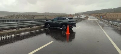 Afrin K&ouml;pr&uuml;s&uuml;&rsquo;nde Kaza: Kaygan Yolda Kontrolden &Ccedil;ıkan Ara&ccedil; Bariyerlere &Ccedil;arptı