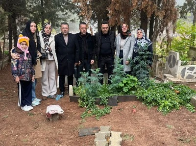 Alcellat, vefatının 1. yılında &ccedil;ocukları tarafından mezarı başında dualarla anıldı