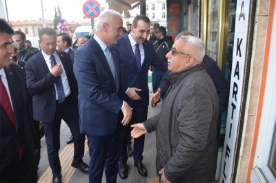 Bakan Ersoy vatandaşlar ve esnaflarla g&ouml;r&uuml;şt&uuml;