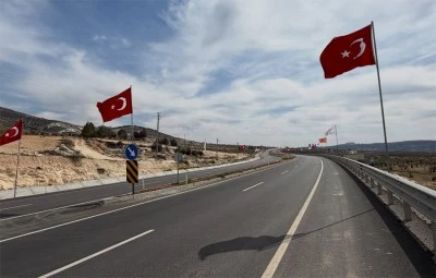 Bakan Uraloğlu&rsquo;nun Kilis ziyareti &ouml;ncesi şehir kırmızı beyaza b&uuml;r&uuml;nd&uuml; 