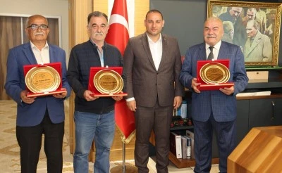 Başkan Bilecen&rsquo;den emekli olan belediye personeline hizmet anısı takdimi