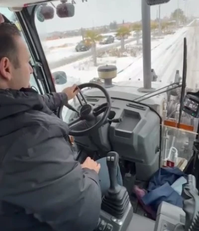 Başkan Bilecen kar temizliği i&ccedil;in kep&ccedil;e başına ge&ccedil;ti