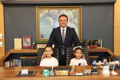 Başkan vekili G&uuml;le&ccedil;oğlu makamı &ccedil;ocuklara devretti