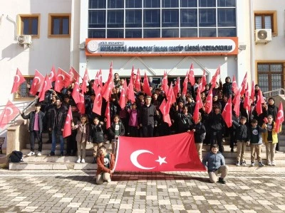 Bekir Şen okullarda T&uuml;rk bayrağı dağıttı