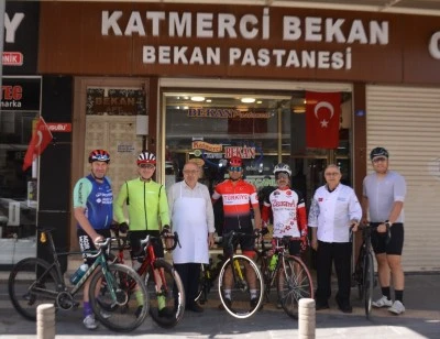 Bisiklet s&uuml;r&uuml;c&uuml;lerinin Kilis'teki lezzet molası: Katmerci Bekan