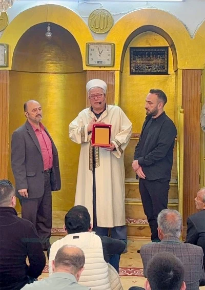 Cami cemaatinden, emekli olan imama plaket