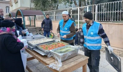 &Ccedil;ekmeceli Camii&rsquo;nde g&ouml;n&uuml;l sofraları kuruluyor