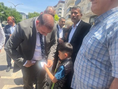 &Ccedil;ocuklara bayram har&ccedil;lığı Başkan Bilecen'den