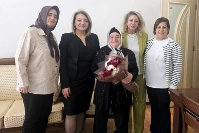 Ebeler G&uuml;n&uuml;&rsquo;nde emekli ebe Adeviye G&uuml;ven&ccedil;&rsquo;e vefa ziyareti