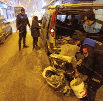 Engelli vatandaşa zabıta şefkati