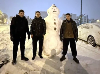 Erinmediler, saatler s&uuml;ren emekle dev bir kar adam yaptılar