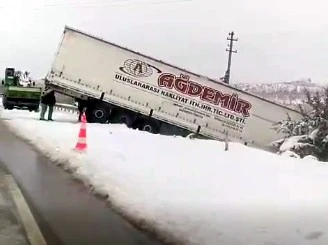 Gaziantep&ndash;Kilis yolunda tır şarampole yuvarlandı
