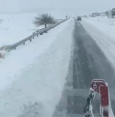 G&ouml;n&uuml;ll&uuml; vatandaş k&ouml;y yolunu trakt&ouml;r&uuml;yle a&ccedil;ıyor