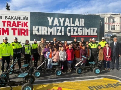 &ldquo;Yayalar Kırmızı &Ccedil;izgimizdir&rdquo; Trafik Eğitim TIR&rsquo;ı Kilis&rsquo;te &Ccedil;ocuklarla buluştu