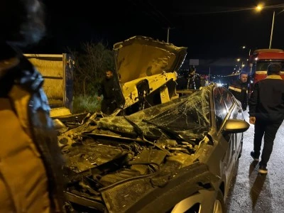G&uuml;mr&uuml;k yolunda feci kaza: Otomobil TIR&rsquo;ın altına girdi, 2 yaralı