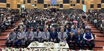 İlahiyat Fak&uuml;ltesi mezuniyetinde b&uuml;y&uuml;k coşku! Gen&ccedil; ilahiyat&ccedil;ılar yarınlara uğurlandı