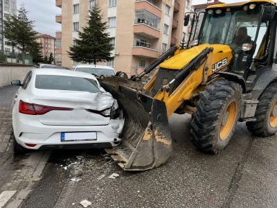 İş makinesi araca &ccedil;arptı