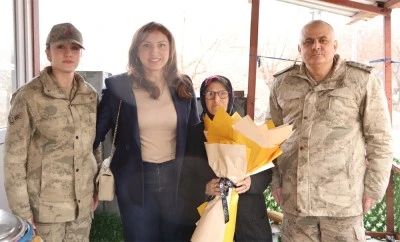 JAV bağış&ccedil;ısı Nurg&uuml;l Kayabaş&rsquo;a Jandarmadan nezaket ziyareti