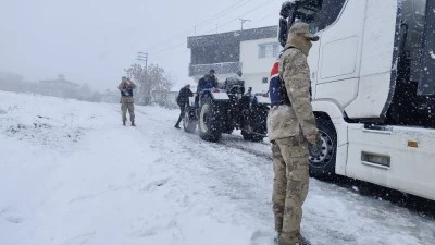 Kar Musabeyli&rsquo;yi beyaza b&uuml;r&uuml;d&uuml;, Jandarma sahaya indi