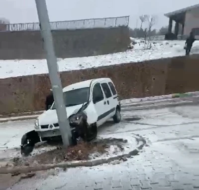 Kar Nedeniyle Resul Osman TOKİ&rsquo;de Kaza: 1 Yaralı