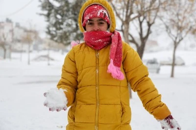 Kar tatilini fırsat bilen &ccedil;ocuklar sokaklara akın etti
