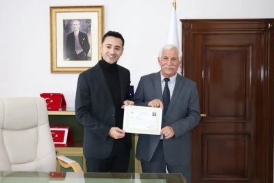 Kaymakam Kaya, emekli olan tapu m&uuml;d&uuml;r&uuml;ne başarı belgesi verdi