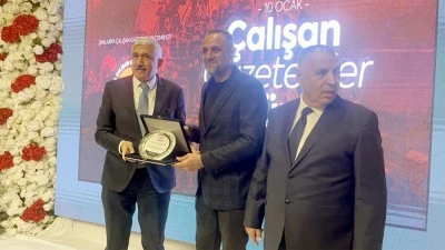 Kilis Basın Cemiyeti plakete doymuyor! Osman Zahteroğlu&rsquo;na plaket