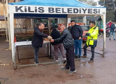 Kilis Belediyesi Mezarlık ziyaretinde vatandaşlara fide dağıttı