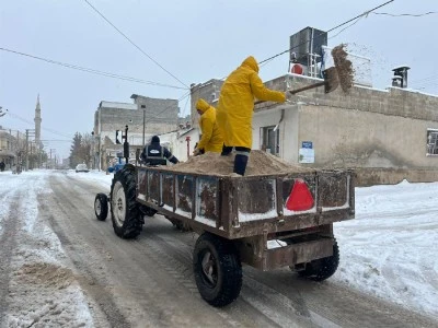 Kilis Belediyesi&rsquo;nden kar sonrası tuzlama &ccedil;alışması