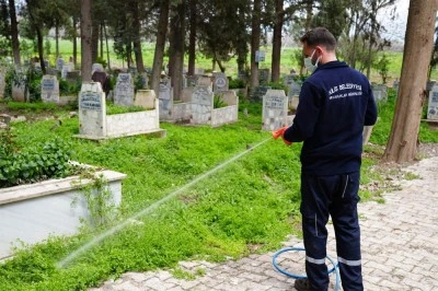 Kilis Belediyesi&rsquo;nden mezarlıklarda aralıksız ila&ccedil;lama &ccedil;alışması