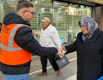 Kilis Belediyesi&rsquo;nden Mira&ccedil; Kandili&rsquo;nde vatandaşlara Kurabiye ikramı