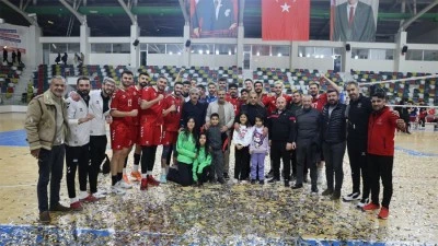 Kilis Gen&ccedil;lik Spor Voleybol Takımı Lider karşısında son anda yıkıldı