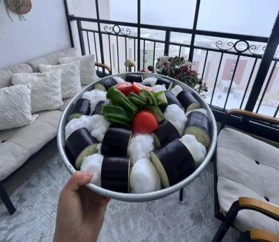 Kilis tavaya rakip &ccedil;ıktı: Kardan patlıcan kebabı sosyal medyayı salladı