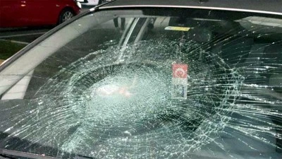 Kilis&rsquo;te aracın camları taşla kırıldı