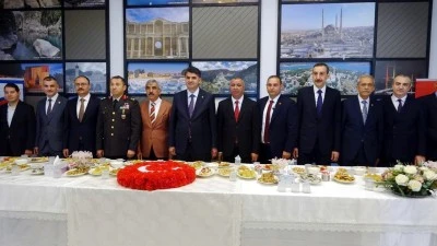 Kilis'te bayramlaşma t&ouml;reni Millet Bah&ccedil;esi'nde ger&ccedil;ekleştirildi